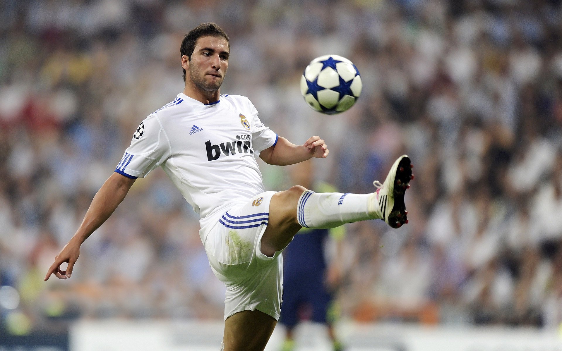 室内划船机千米冲刺赛 肩背疲劳中仍需咬牙到底